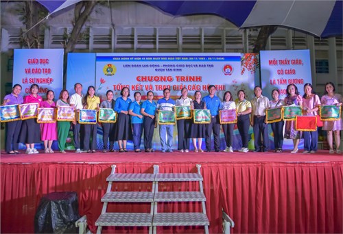 CĐCS Trường Mầm non 14 sáng tạo, khéo léo trong hội thi nấu và trang trí bàn tiệc với chủ đề “Món ngon yêu thương”