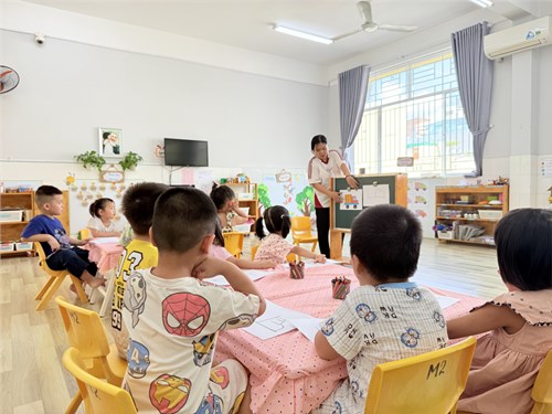 Các bé lớp Mầm 2  Vẽ xe ô tô tải 