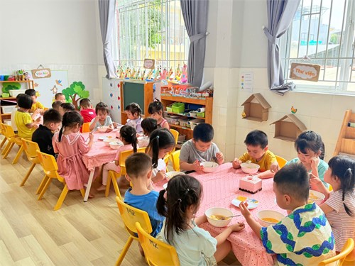 Giờ ăn của các bé lớp Mầm 2
