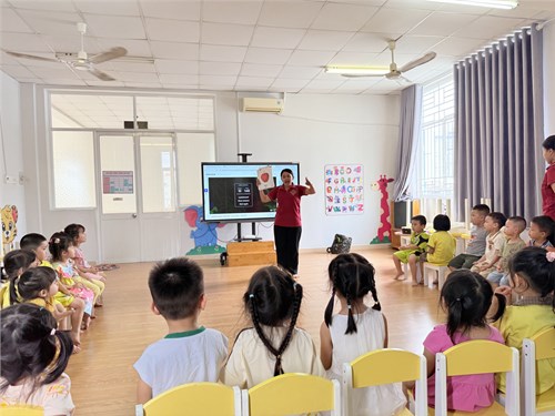 Vui nhộn cùng các bé lớp Mầm 2 và cô giáo Suhshie