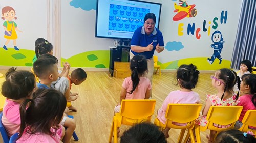 Các bé lớp Mầm 2 học Anh văn với người nước ngoài