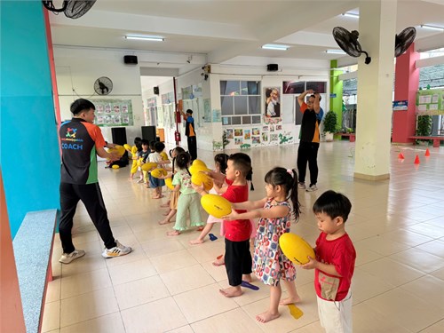 Vui cùng bóng bầu dục với các bé lớp mầm 2
