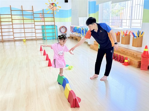 Các bé lớp Mầm 2 trong giờ học 5 câu lạc bộ thể thao