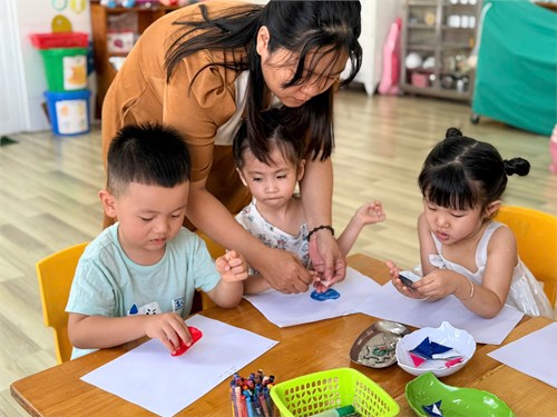 Hoạt động tạo hình  Dán con cá  của các bé Mầm 2