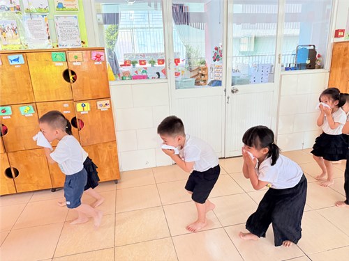 Các bé lớp mầm 2 tham gia diễn tập phòng cháy chữa cháy