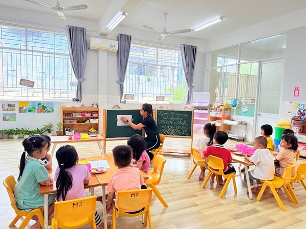 Hoạt động tạo hình với đề tài  In hoa sen  của các bé lớp Mầm 2