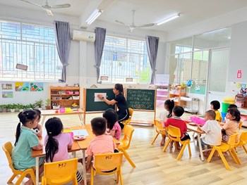 Hoạt động tạo hình với đề tài  In hoa sen  của các bé lớp Mầm 2