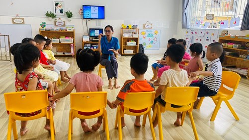 Các bé lớp Mầm 2 trong giờ học ngoại khóa