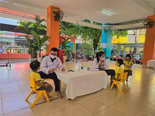 Các bé lớp Mầm 2 khám sức khỏe tại trường Mầm non 14