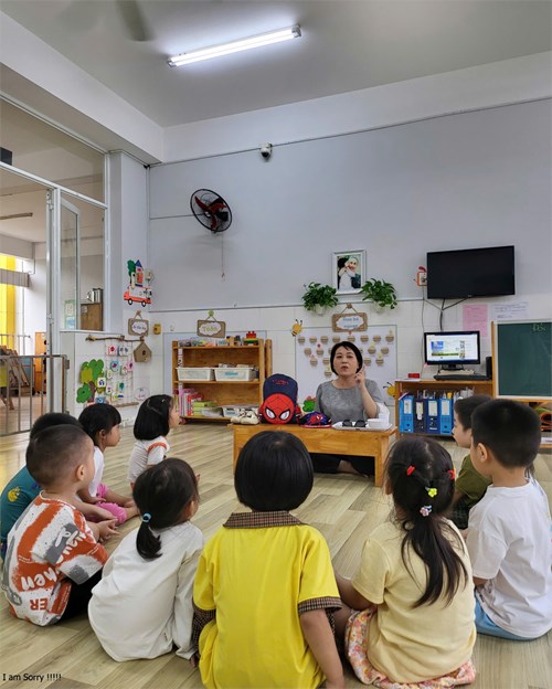 Các bé lớp Mầm 2 trong giờ học phát triển nhận thức