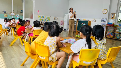 Hoạt động chào mừng Ngày Quốc tế phụ nữ 8-3 của các bé Mầm 2