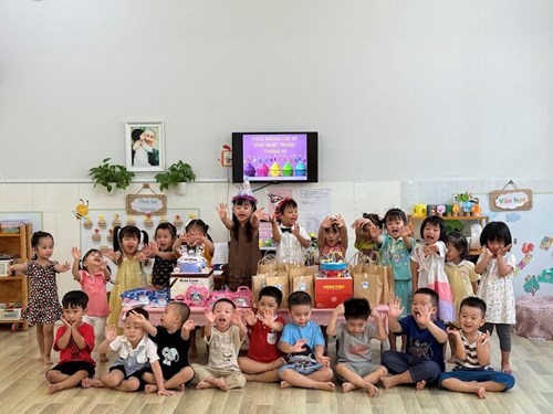 Mừng sinh nhật các bé tháng 3 lớp Mầm 2