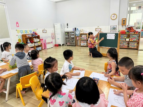 Các bé lớp Mầm 2 trong giờ học vẽ
