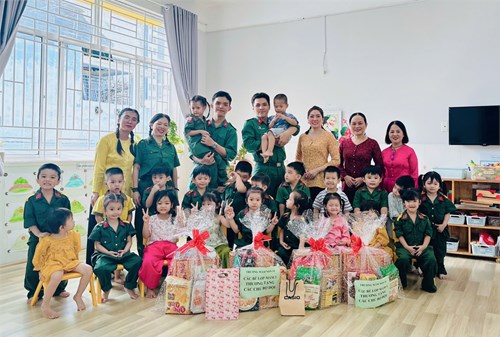 Các bé lớp Mầm 3 vui mừng và phấn khởi khi được các chú bộ đội ghé thăm trường nhân kỷ niệm 80 năm ngày thành lập quân đội nhân dân Việt Nam