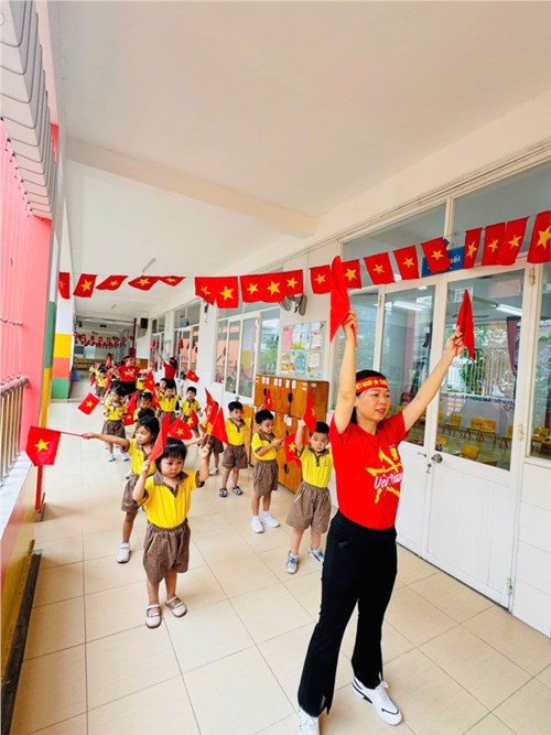 Các bé lớp Mầm 3 tham gia  Ngày hội thể dục thể thao cho trẻ mầm non chào mừng kỷ niệm 50 năm giải phóng miền Nam thống nhất đất nước 