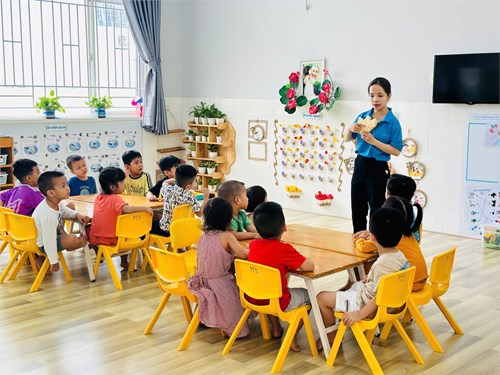 Các bé lớp Mầm 3 trong giờ học Kỹ năng sống