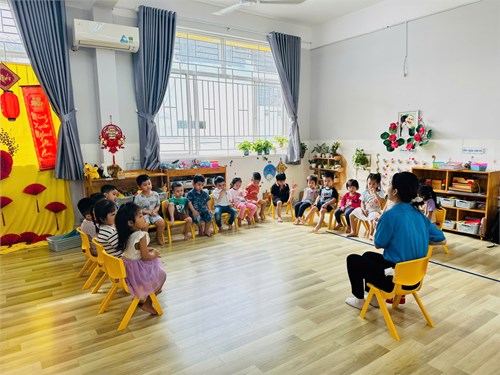 Các bé lớp Mầm 3 trong giờ học Kĩ Năng Sống