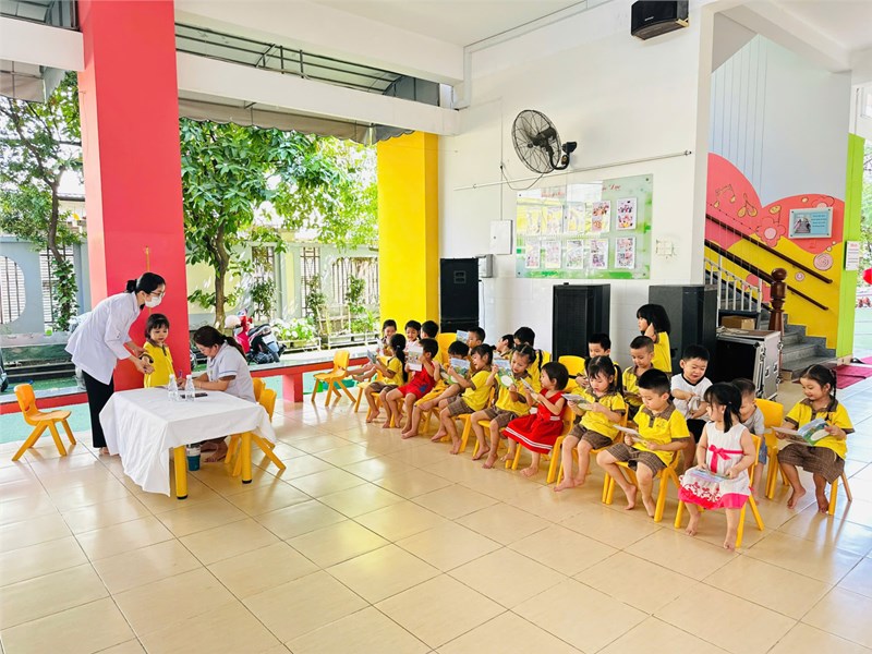 Các bé lớp Mầm 3 khám sức khỏe