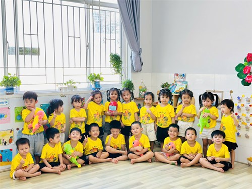 Các bé lớp Mầm 3 góp sức nuôi heo đất – Giúp bạn đến trường
