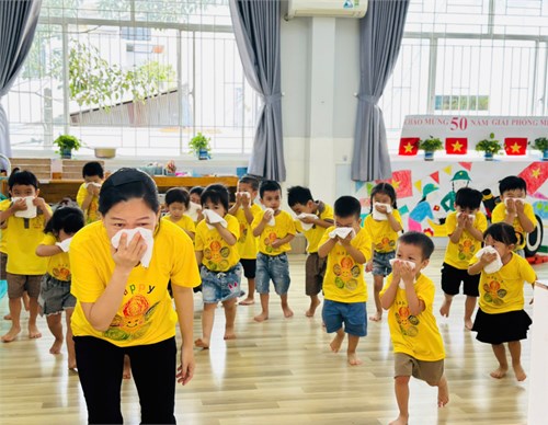Các bé lớp Mầm 3 tham gia diễn tập phòng cháy chữa cháy