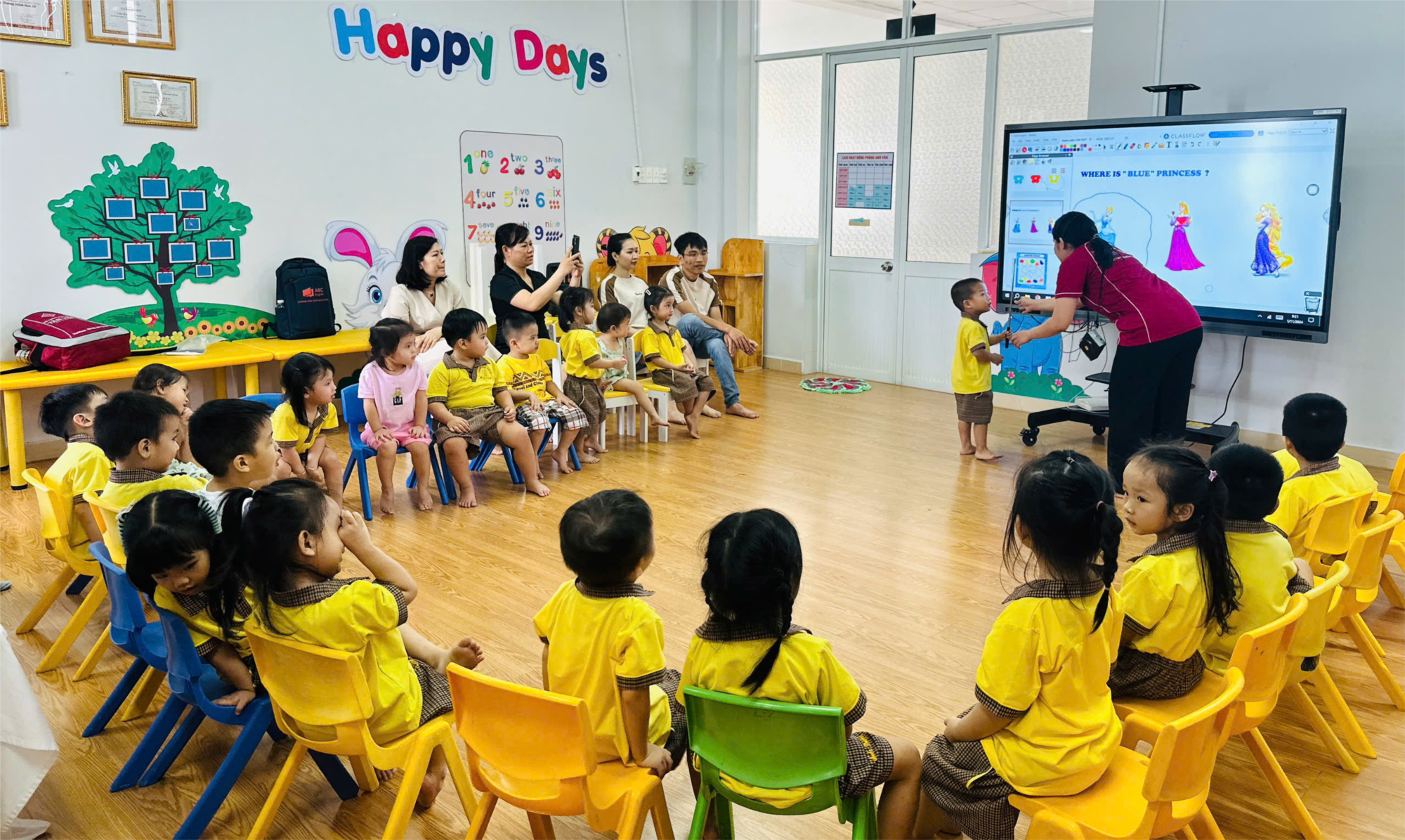 Cha mẹ trẻ em lớp Mầm 3 tham dự các hoạt động của bé​