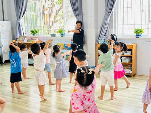 Các bé lớp Mầm 3 trong giờ học Võ