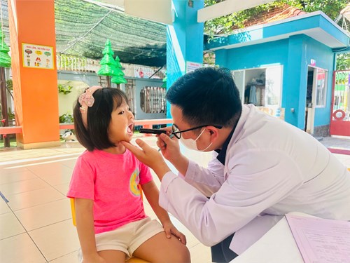 Các bé lớp Mầm 4 khám sức khỏe tại trường