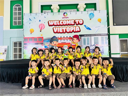 Các bé lớp Mầm 4 tham quan và vui chơi tại VIETOPIA