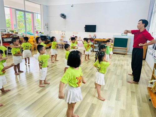 Các bé lớp Mầm 4 trong giờ học Võ