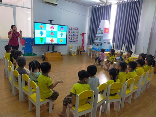 Các bé lớp Mầm 4 học Tiếng anh với người nước ngoài