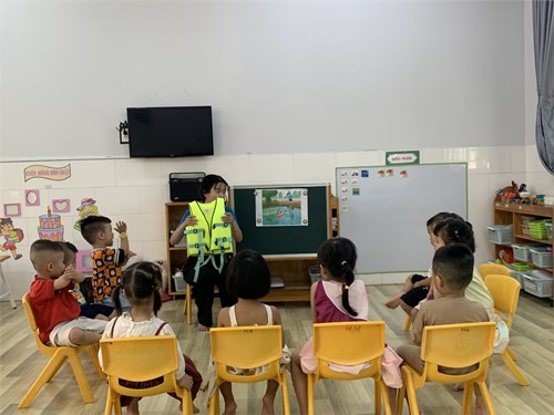 Các bé lớp Mầm 4 trong giờ học kỹ năng sống