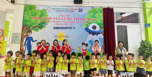 Các bé lớp Mầm 4 tham gia ngày hội  Mầm non vui cùng tiếng anh 