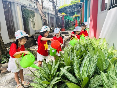 Cùng các bé lớp Mầm 4 Tưới Cây – Gieo Xanh Góc Nhỏ Trường Mầm Non