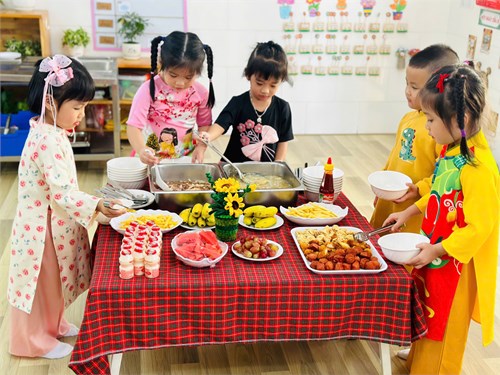 Lớp Mầm 4 tổ chức hoạt động cho trẻ ăn buffet mừng Xuân Ất Tỵ 2025