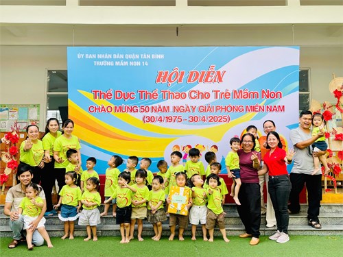 Các bé lớp Cơm thường 2 tham gia  Hội diễn thể dục thể thao cho trẻ mầm non 