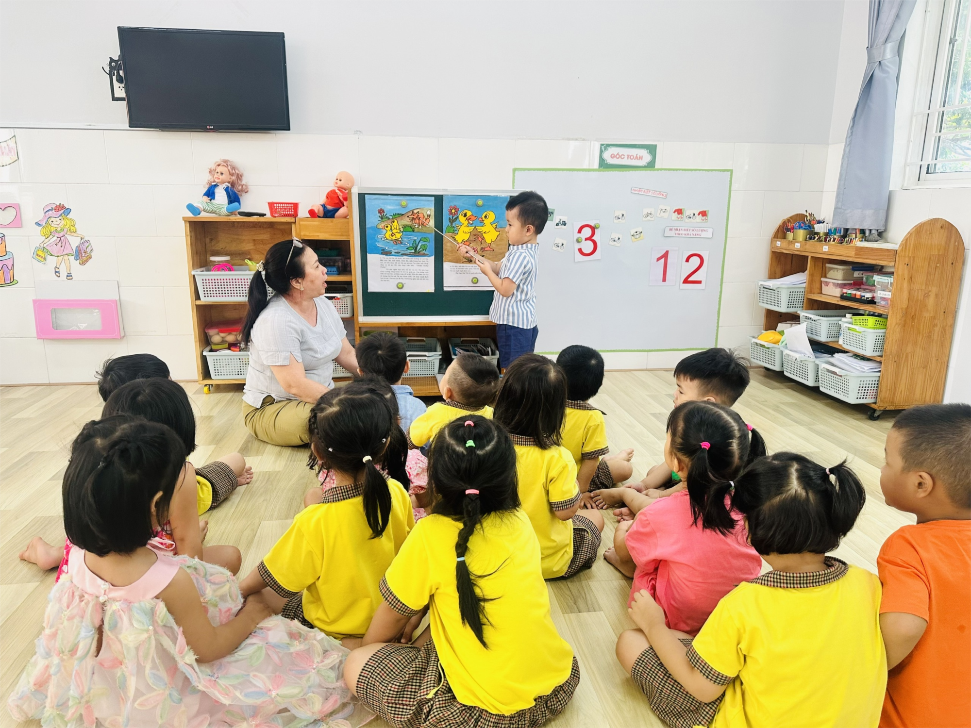 Các bé lớp Mầm 4 trong giờ học kể chuyện  Đôi bạn tốt 