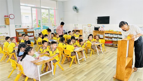 Các bé lớp Mầm 4 học Vẽ