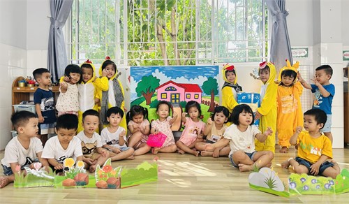 Các bé lớp Mầm 4 tham gia hội thi Bé kể chuyện theo sách