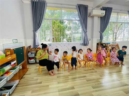 Các bé lớp Mầm 4 tham gia giờ học toán   Xác định trái,phải so với bản thân trẻ 