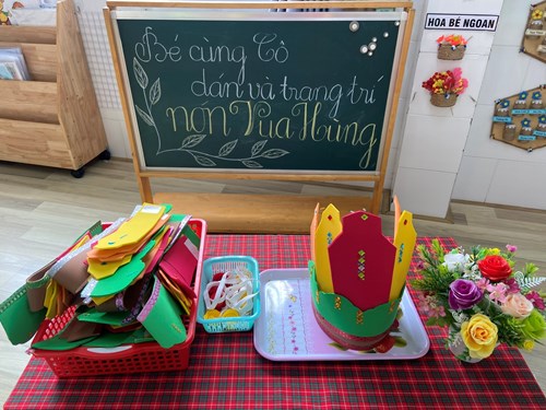 Với tiết học steam sáng tạo và được tự tay thực hiện nón Vua Hùng và đội vào ngày Giỗ Quốc Tổ Hùng Vương của các bé lớp Lá 2