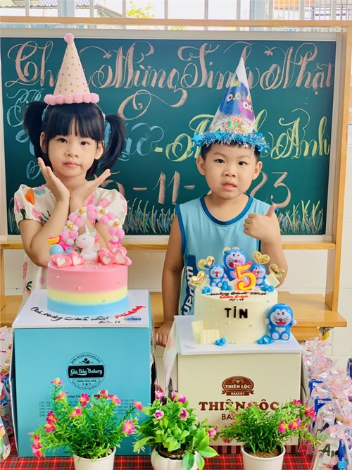 Lớp Lá 1 tổ chức sinh nhật các bé sinh tháng 11.