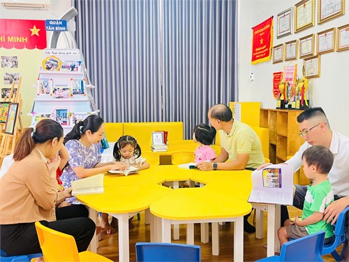 Phụ huynh và các bé lớp Mầm 1 hưởng ứng tuần lễ đọc sách
