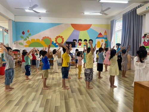 Các bé lớp Lá 2 tham gia học erobic tại lớp.
