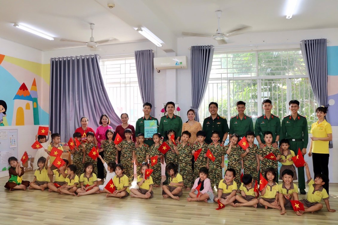 Lớp Lá 2 hân hoan chào đón các chú bộ đội nhân kỷ niệm 80 năm Ngày thành lập Quân đội Nhân dân Việt Nam