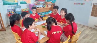 Tiết học steam các con Lớp Lá 2 được gấp mũ ca lô và trang trí theo ý tưởng riêng của bản thân