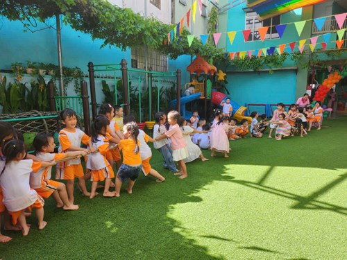 Hưởng ứng ngày toàn dân đưa trẻ đến trường