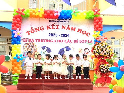 Tiết mục đồng dao  bà còng đi chợ trời mưa  do các bé lớp Nhà trẻ 2 trình diễn