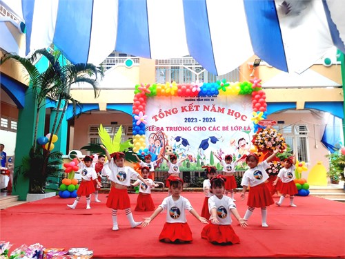 Tiết mục Múa  Vành khuyên nhỏ  do các bé khối Mầm trình diễn