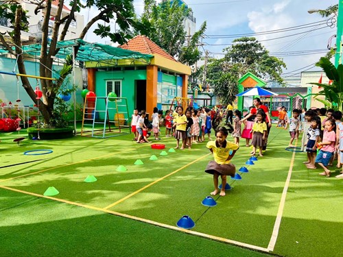 Các bé khối Lá tham gia các trò chơi mừng ngày 20/10
