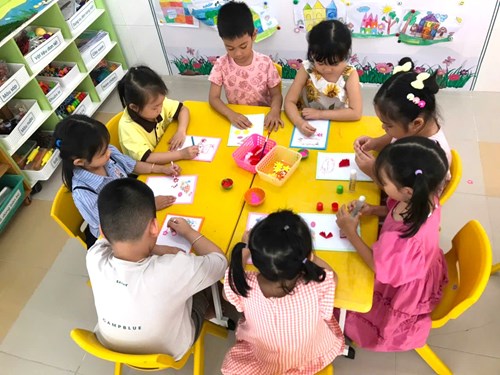 Các bé lớp Lá 3 làm thiệp tặng bà, tặng mẹ nhân ngày 20/10